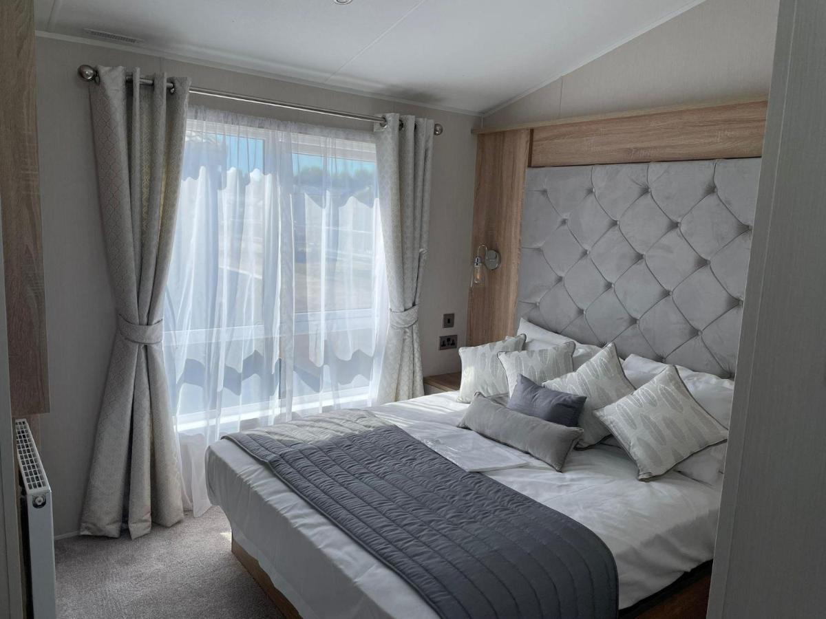 Stunning Caravan With Full Sea Views At Broadland Sands In Suffolk Ref 20236Bs Hopton on Sea Exteriér fotografie