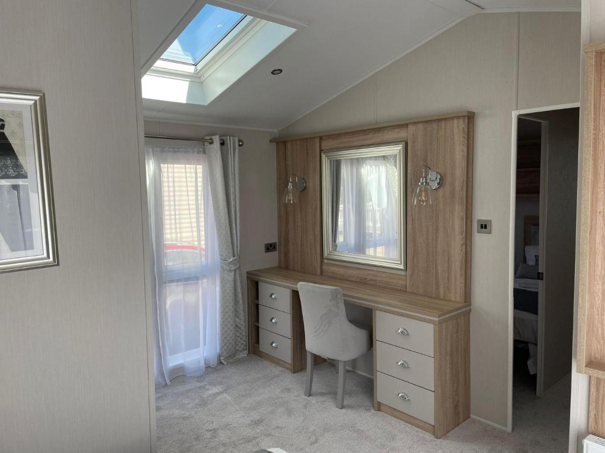 Stunning Caravan With Full Sea Views At Broadland Sands In Suffolk Ref 20236Bs Hopton on Sea Exteriér fotografie