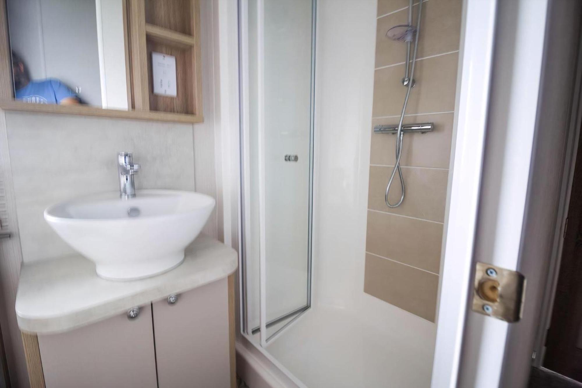 Stunning Caravan With Full Sea Views At Broadland Sands In Suffolk Ref 20236Bs Hopton on Sea Exteriér fotografie